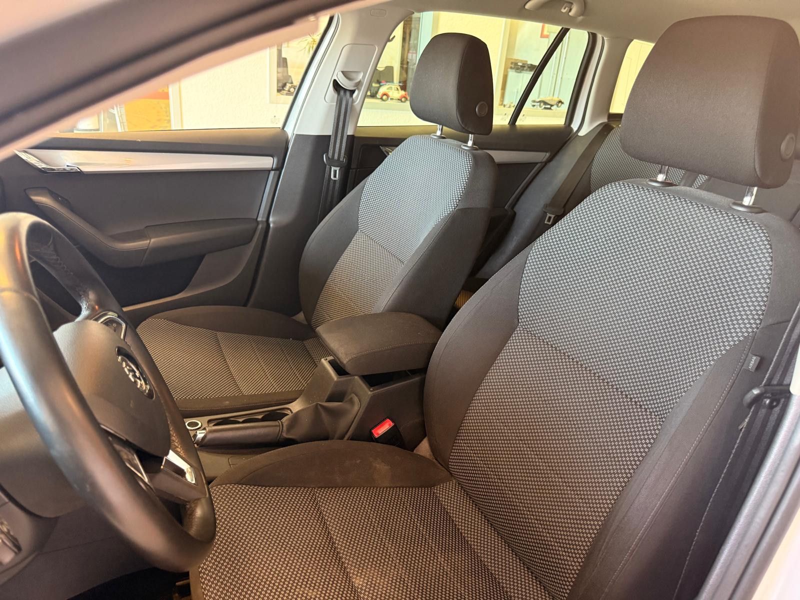 Fahrzeugabbildung SKODA Octavia Combi Ambition/ 1.HAND / NAVI/KLIMA/