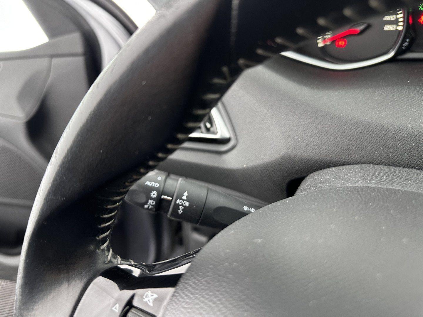 Peugeot 308 2015 — photo 20