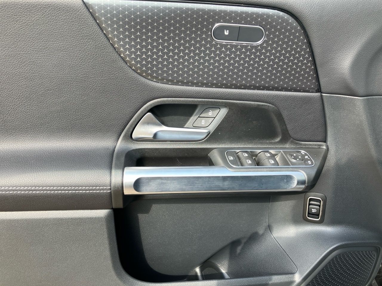 Fahrzeugabbildung Mercedes-Benz GLB 220 4M LENKRADHEIZ+SITZKOMFORT+KAMERA+