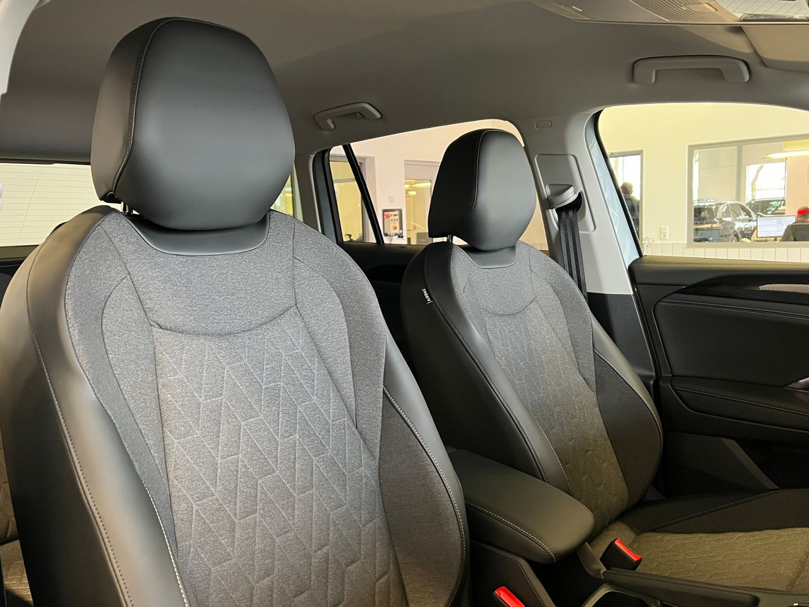 Fahrzeugabbildung Volkswagen Tiguan Life 2.0 TDI DSG *AHK, LED, Kamera, 18''-