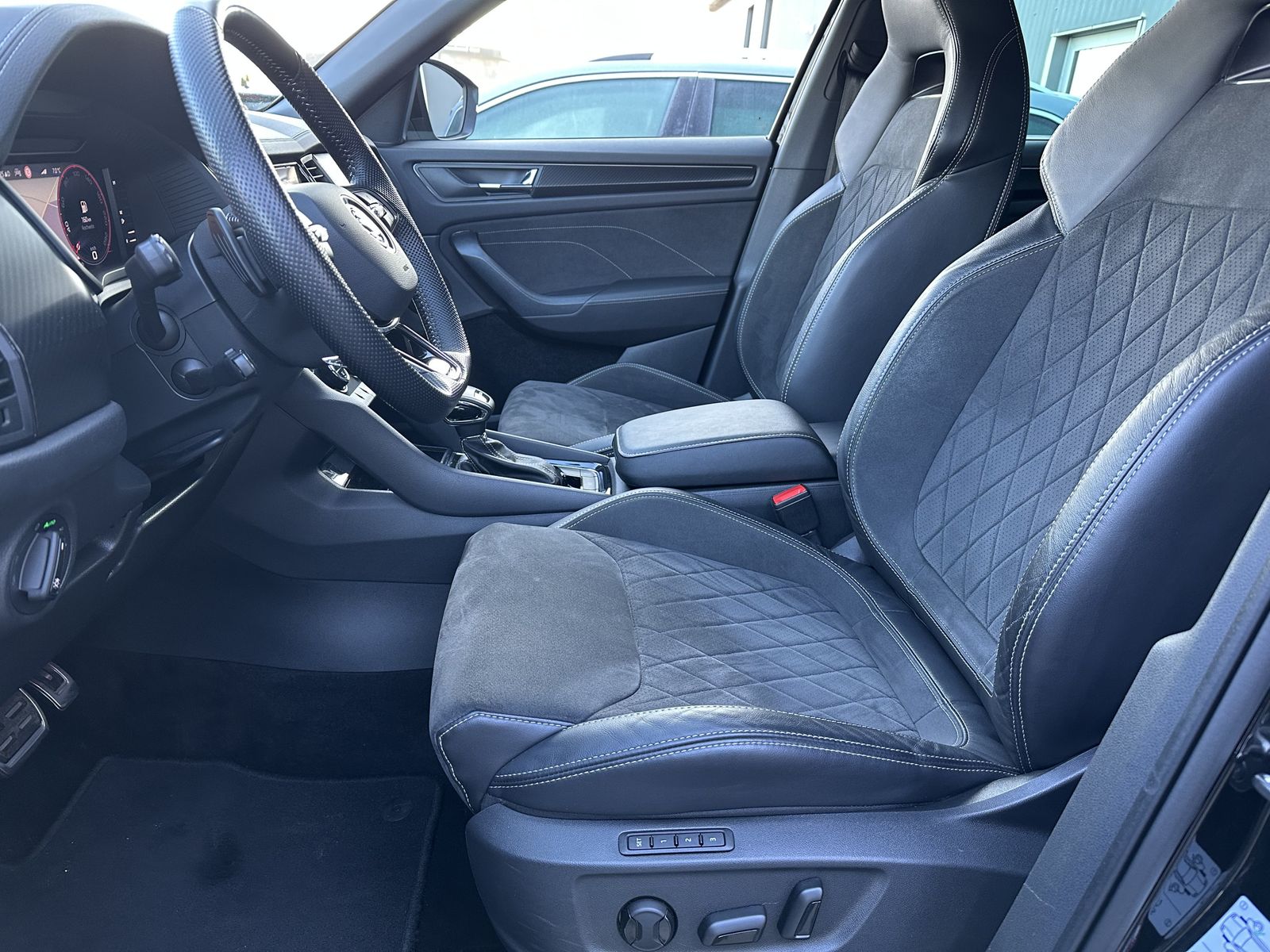 Fahrzeugabbildung SKODA Kodiaq 2.0 TDI DSG Sportline NAV+LED+KAMERA+19ZO