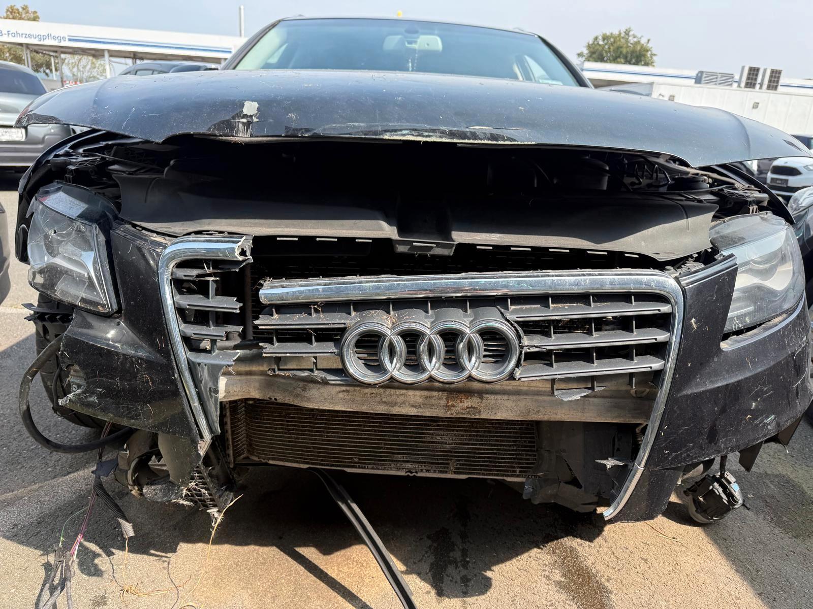 Audi A4 2011 — салон