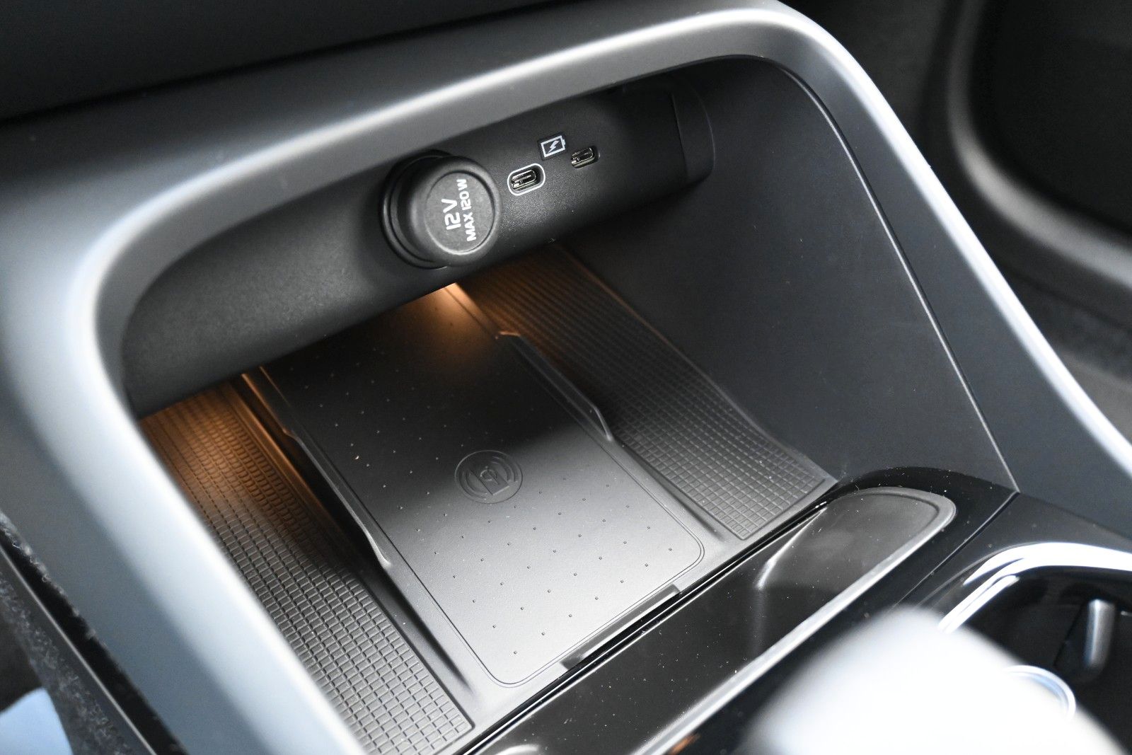 Fahrzeugabbildung Volvo XC40 B3 DKG Plus Black Edition*FSHZG*360°*ACC