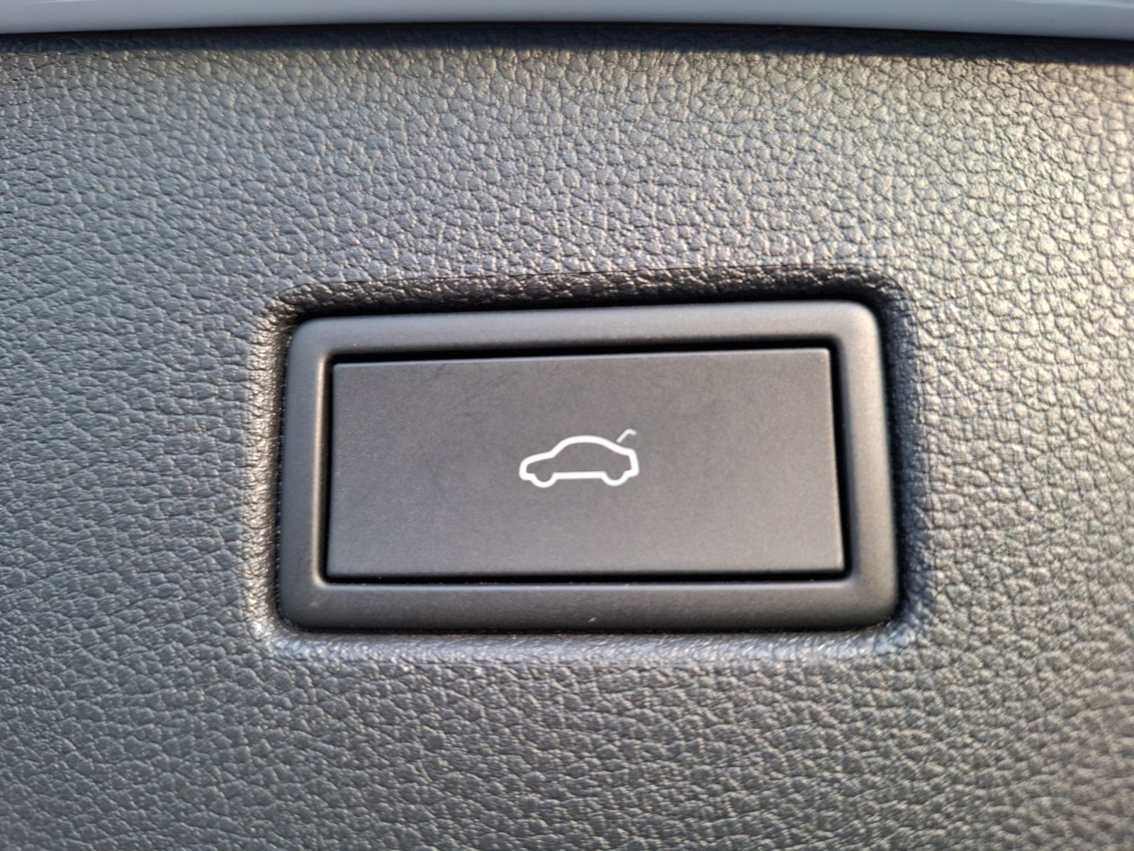 Fahrzeugabbildung Volkswagen Tiguan eHybrid R-Line DSG Matrix AHK Navi Pano A