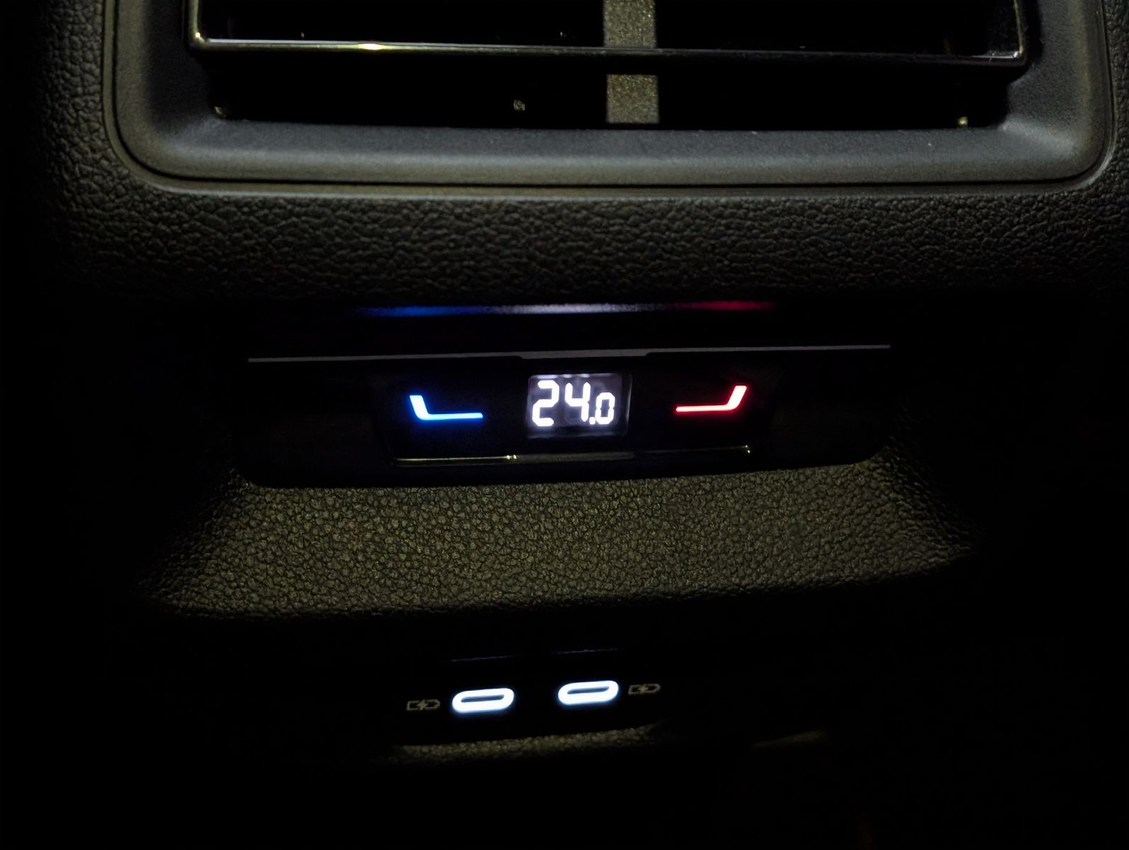 Fahrzeugabbildung Volkswagen Tayron 2.0TDI 4M R-Line 7-Sitz 360° H/K Pano AHK