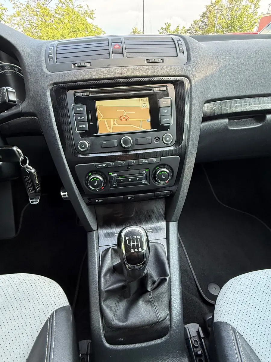 SKODA OCTAVIA - RS - 200 CV - BVM - CARNET ENTRETIEN