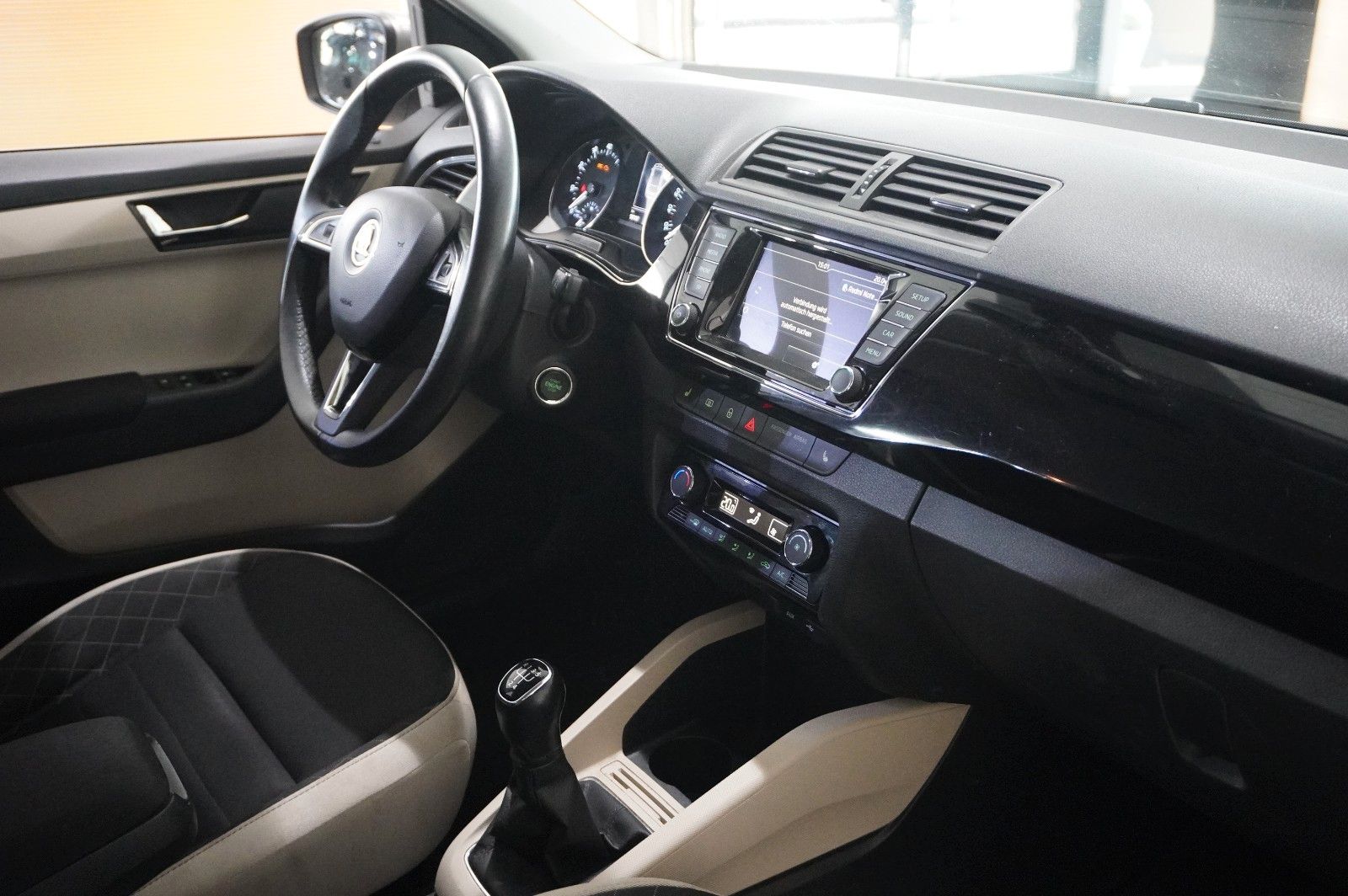 Fahrzeugabbildung SKODA Fabia Combi 1.2 STYLE LED/PDC/KLIMA/SH/USB/NEBEL