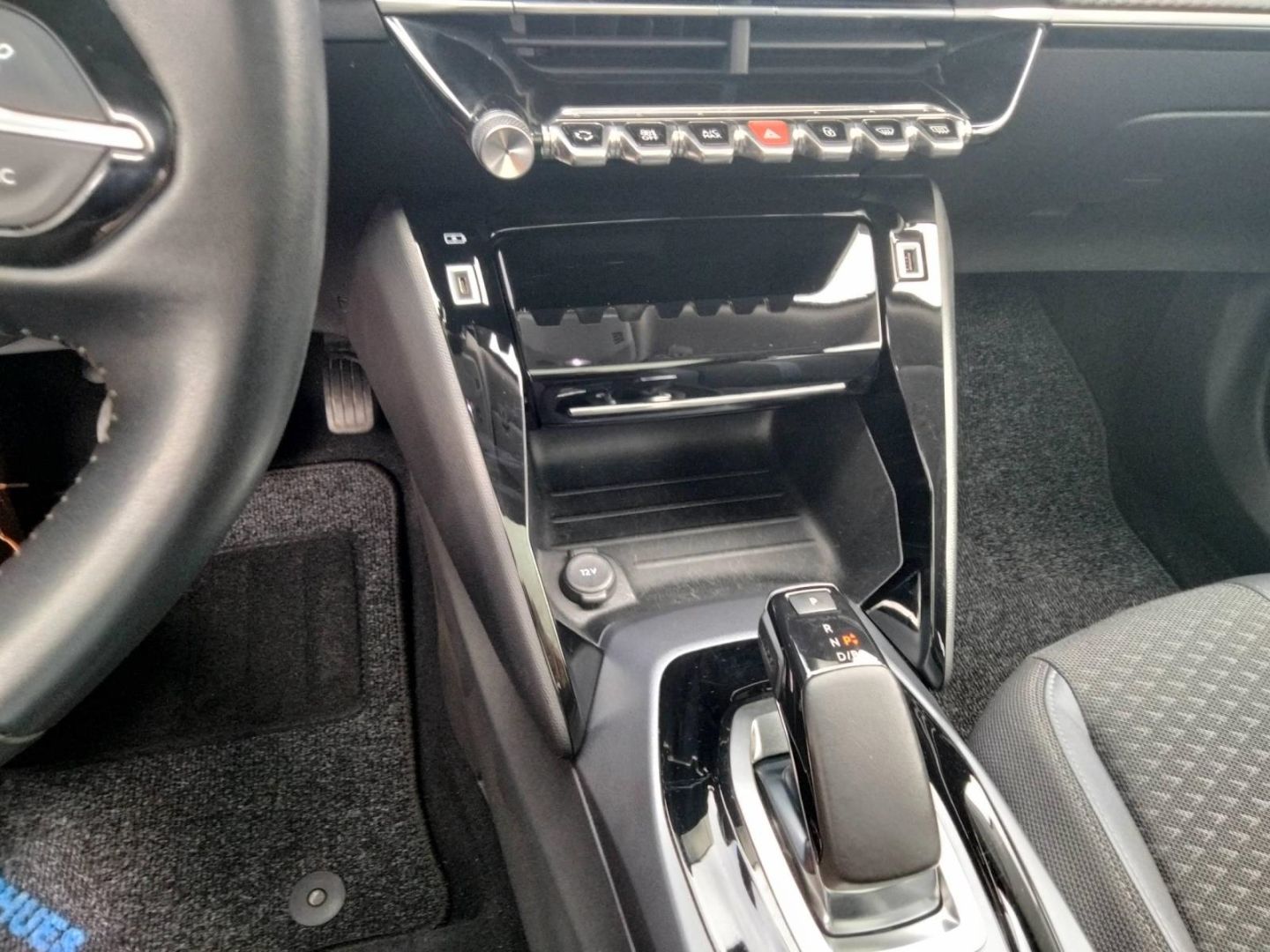 Fahrzeugabbildung Peugeot 2008 Allure Elektromotor 136 Panorama digitales