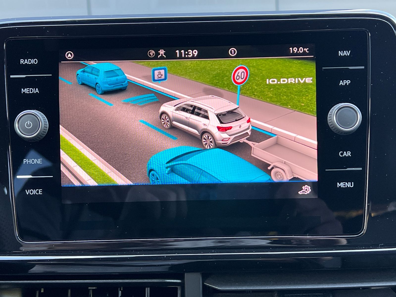 Fahrzeugabbildung Volkswagen T-Roc R-Line 1.5 TSI DSG *AHK, Pano, Black Style