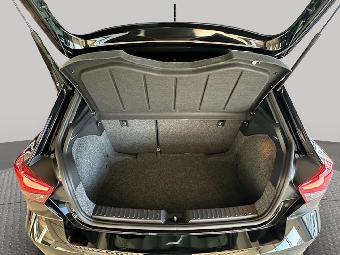Fahrzeugabbildung SEAT Ibiza 1.0 MPI 59 kW Style LED Kamera PDC SHZ