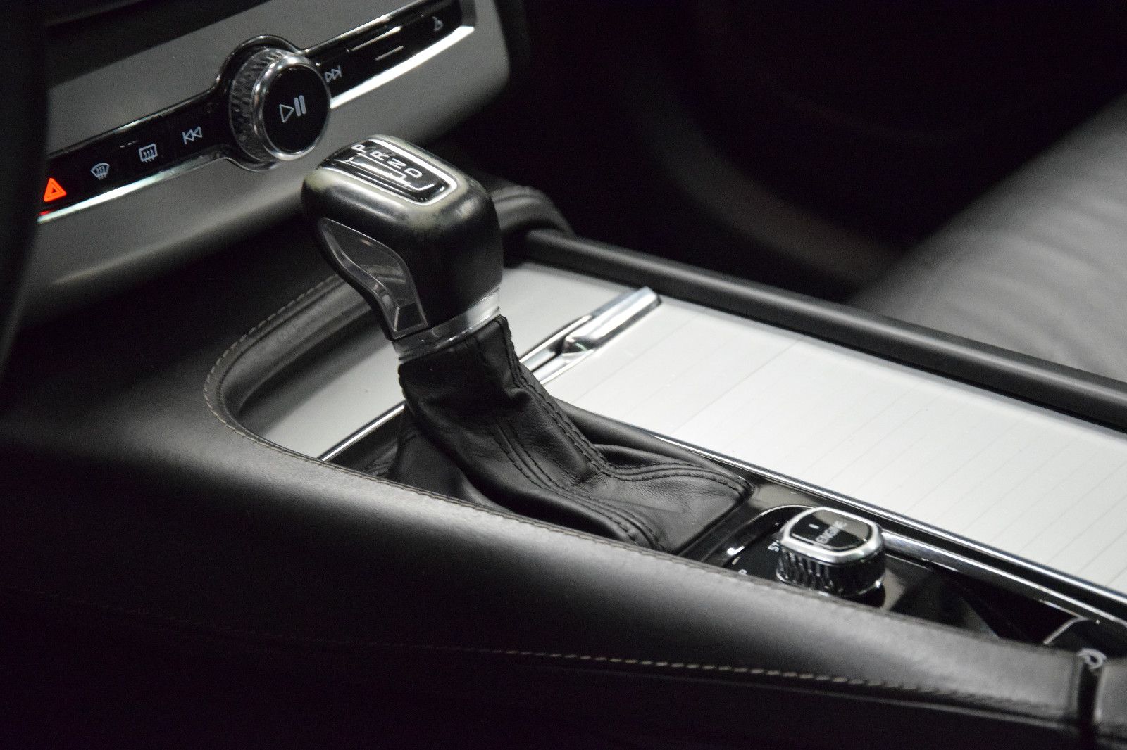 Fahrzeugabbildung Volvo XC 90 Momentum AWD ACC HUD PANO VZE Vollleder