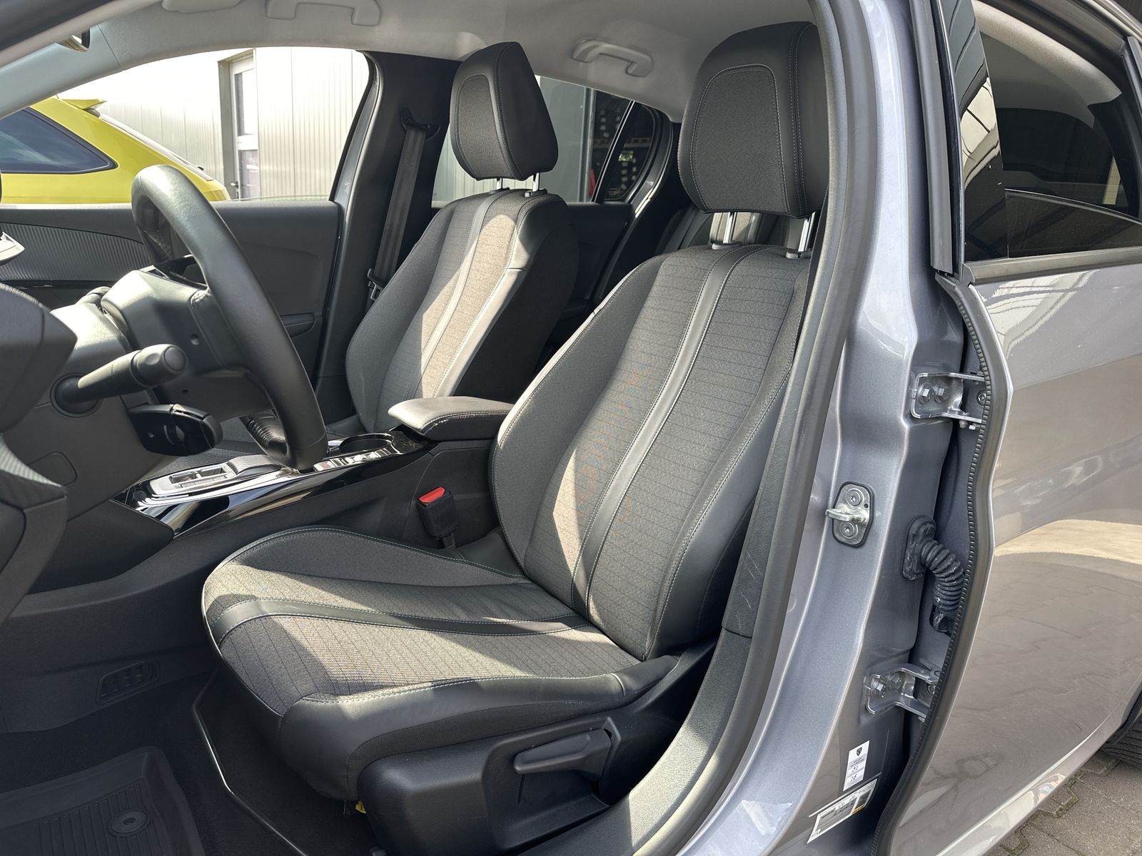 Fahrzeugabbildung Peugeot 208 e Allure 5-Türer NAV+LED+180°-KAMERA+SHZ+1HD