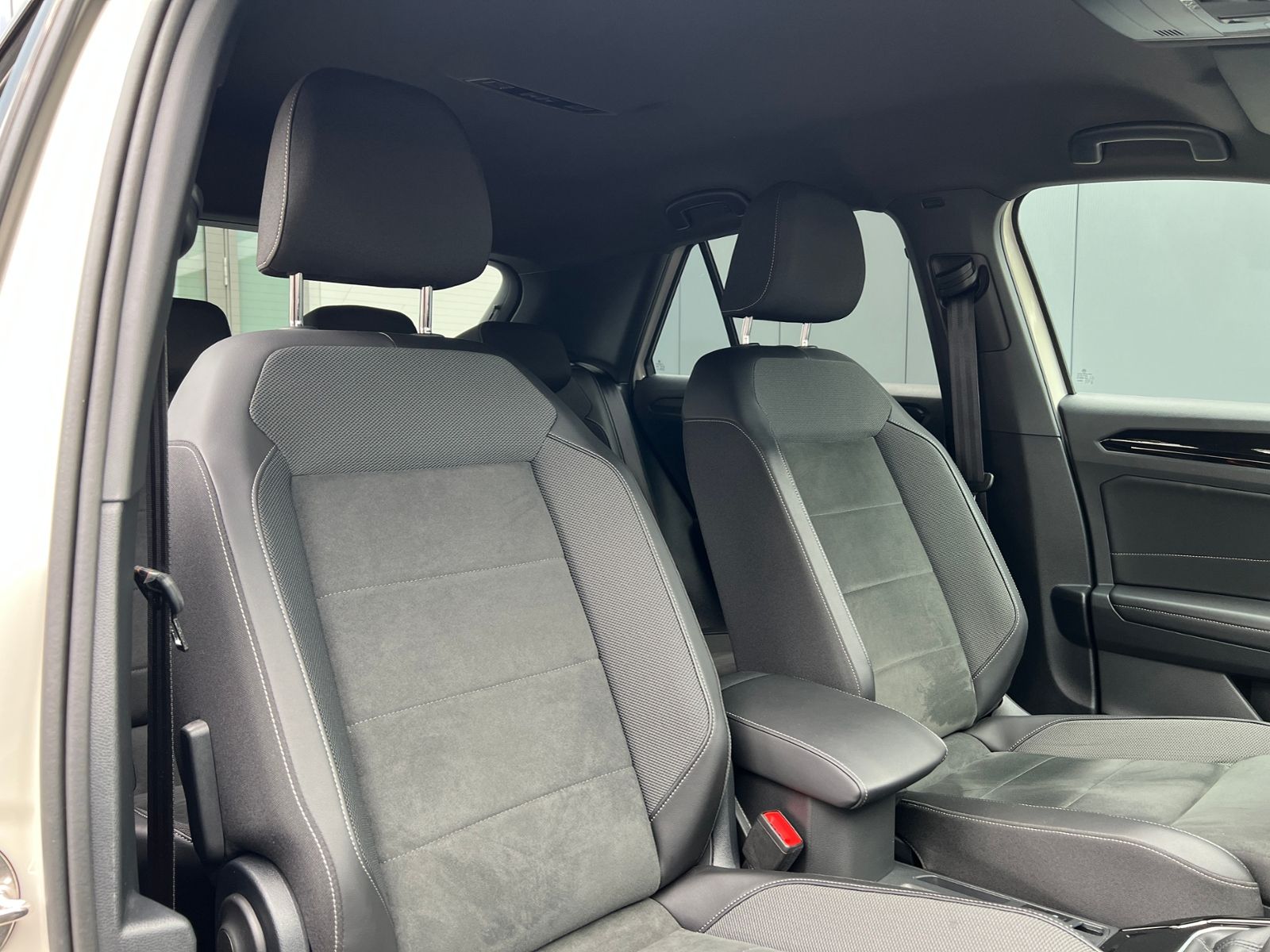 Fahrzeugabbildung Volkswagen T-Roc R-Line 1.5 TSI DSG *AHK,LED,BlackStyle,LM