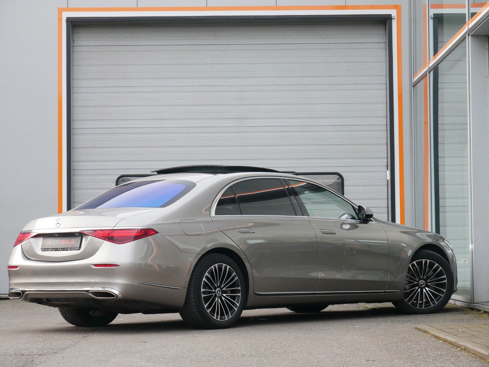 Mercedes-Benz S 580 e Long L Pano/Business class seats/Table imagem 3