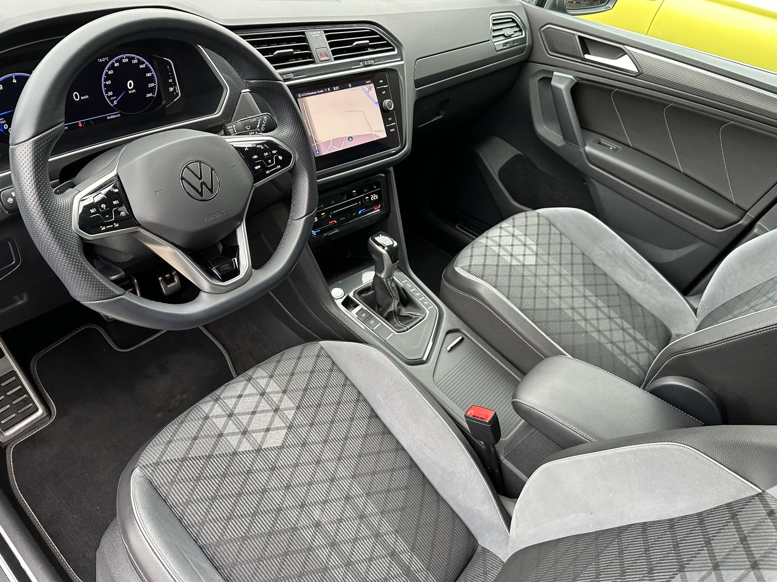 Fahrzeugabbildung Volkswagen Tiguan 1.5 TSI DSG R-Line NAV+LED+AHK+20ZOLL+KAM