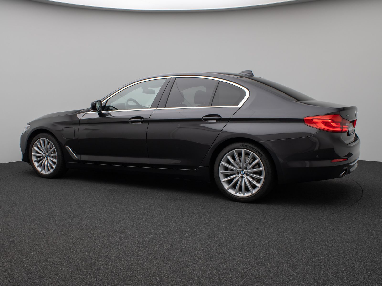 Fahrzeugabbildung BMW 530e xD LuxuryLine 360°Glasdach HUD HiFi Massage