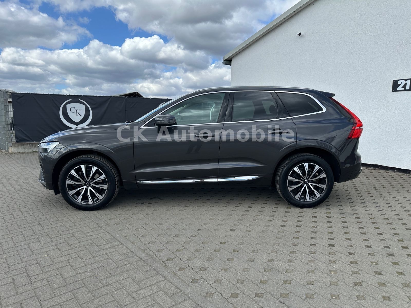 Fahrzeugabbildung Volvo XC60 B4 Plus Bright 2WD/Navi/Leder/Kam/LED/AHK
