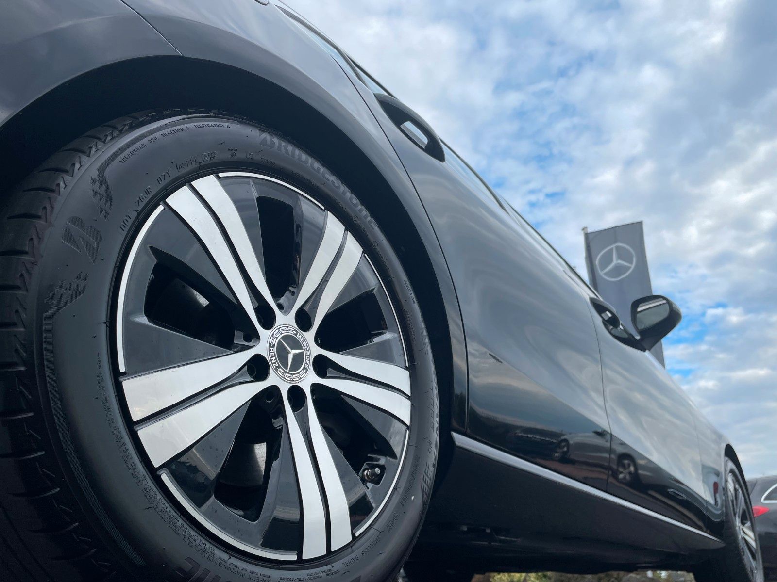 Fahrzeugabbildung Mercedes-Benz C 200d AVANTGARDE LED+AHK+RKamera+MBUX+