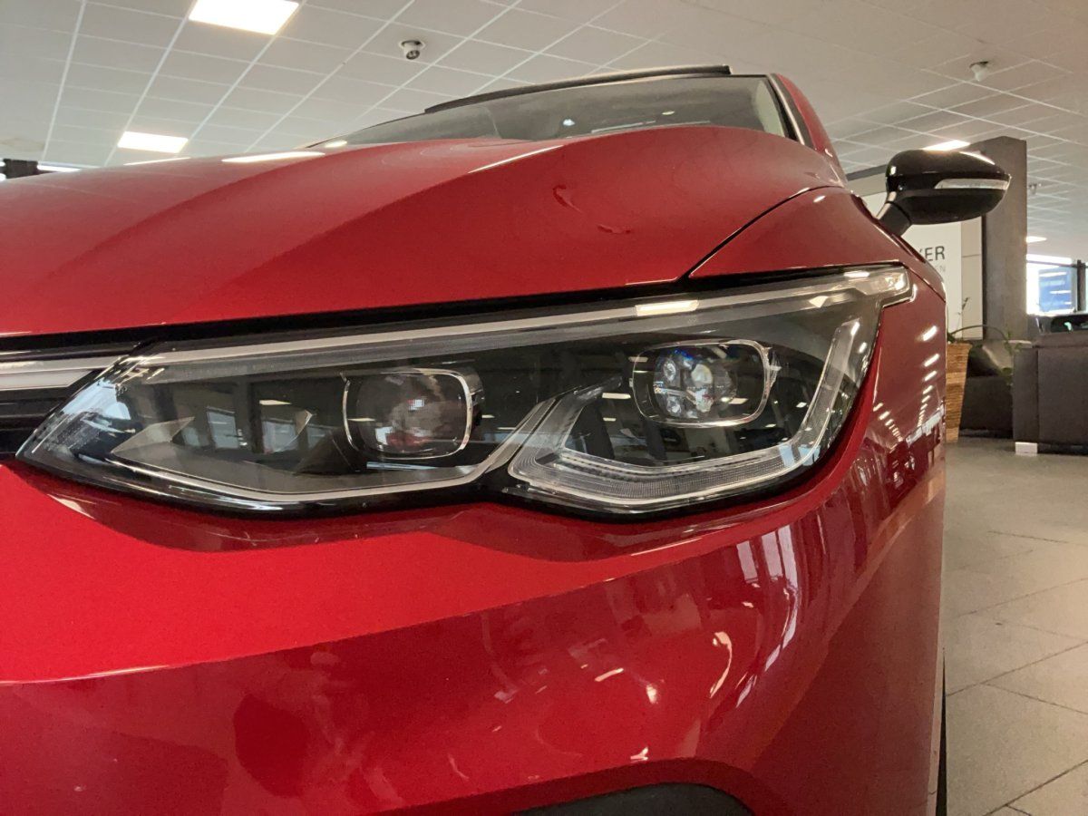Fahrzeugabbildung Volkswagen Golf VIII Active 1.5 eTSI DSG Pano LED