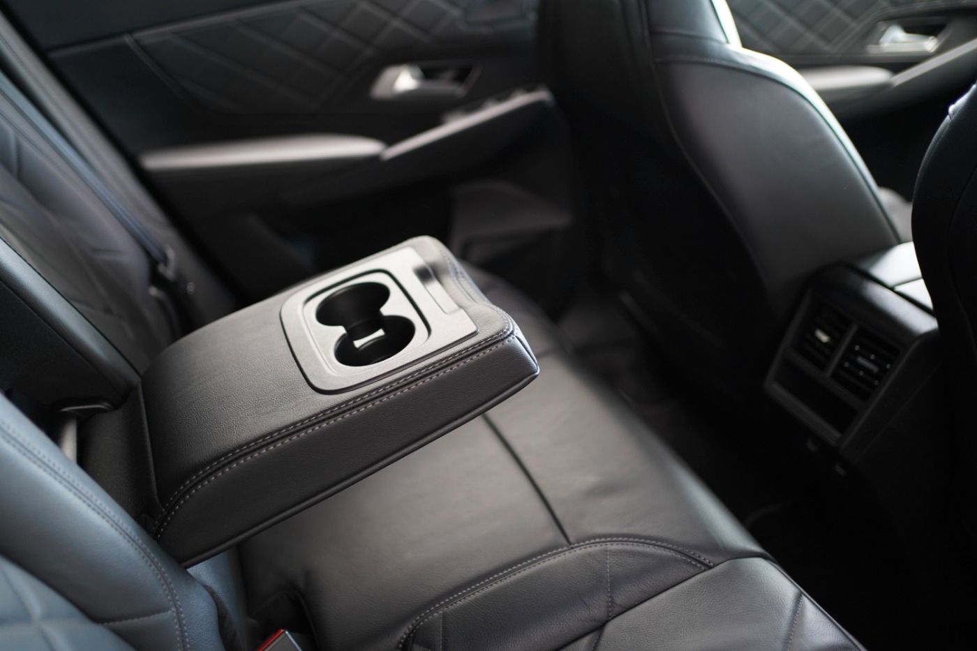 Fahrzeugabbildung DS Automobiles DS7 Crossback E-Tense 4x4 300 Ligne Noire