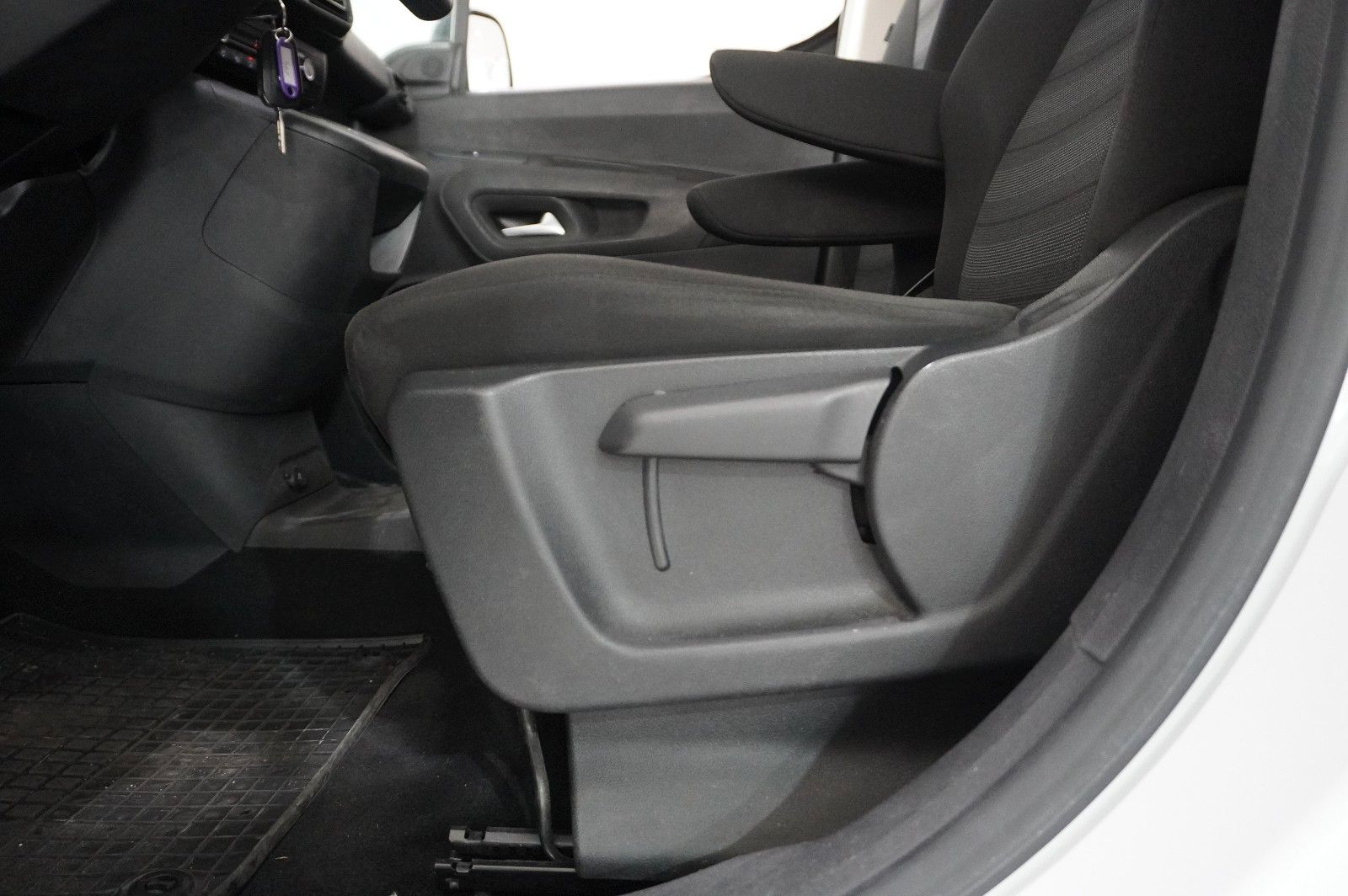 Fahrzeugabbildung Opel Combo-e LIFE EDITION 11KW KLIMA/PDC/TEMP./DAB+