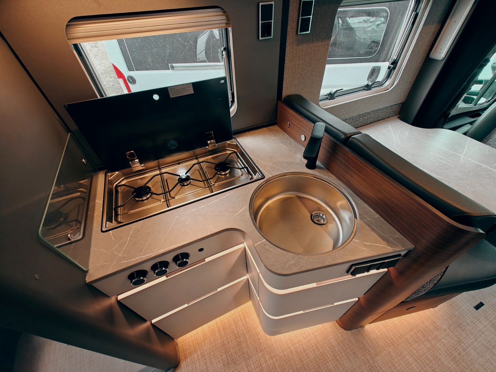Fahrzeugabbildung HYMER / ERIBA / HYMERCAR B-KLASSE MC T 680 X - PTS SELENITGRAU MAGNO
