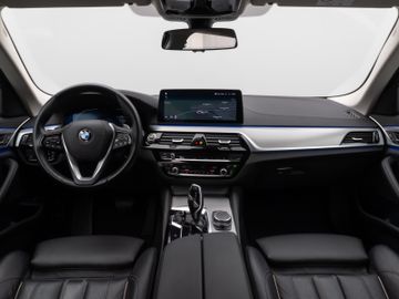 Fahrzeugabbildung BMW 530d Luxury Line Kamera DAB HiFi Stop&Go Alarm