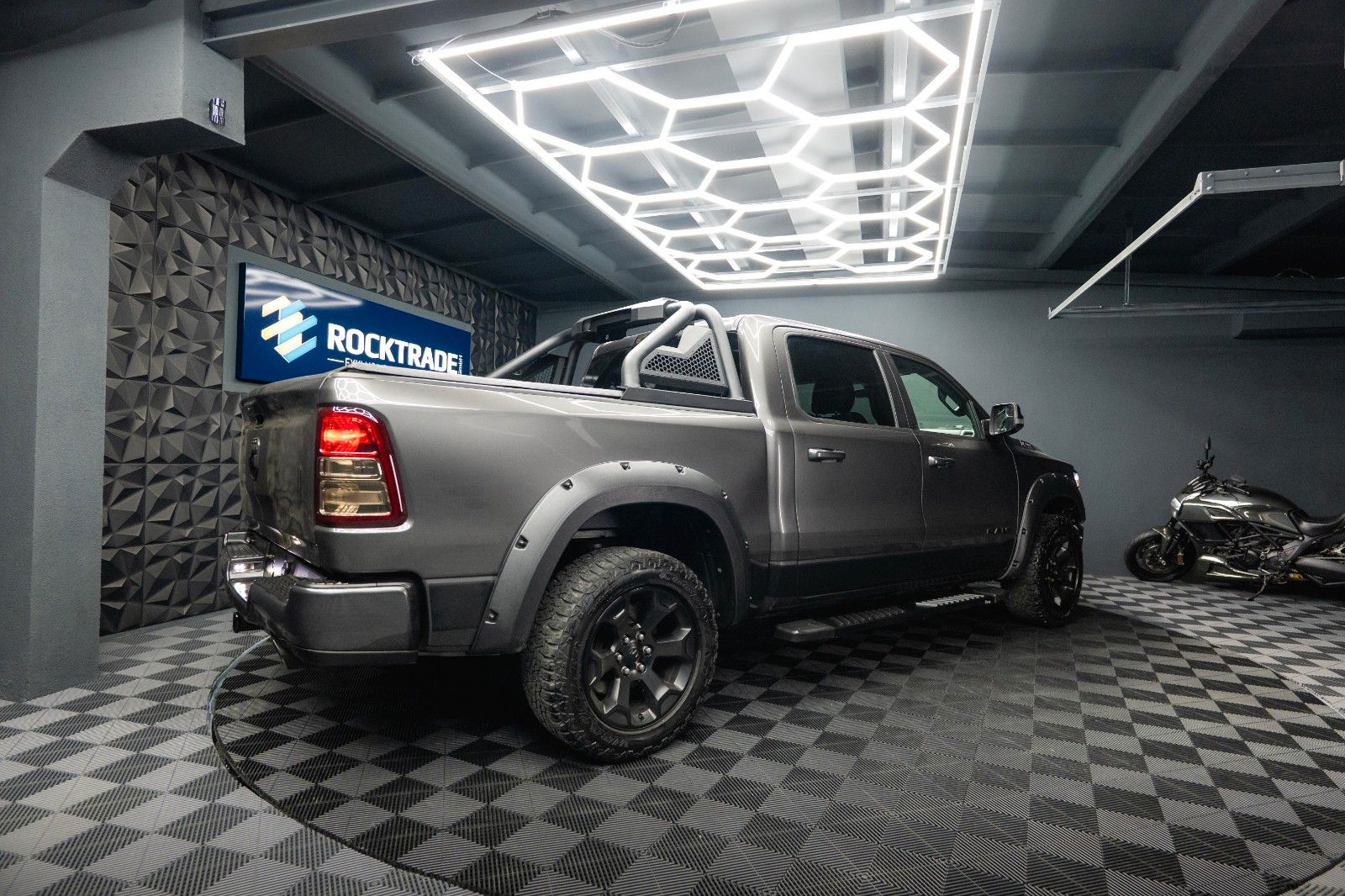 Fahrzeugabbildung Dodge RAM 5.7 V8 HEMI 4x4 OFFROAD NIGHT-Edition LED