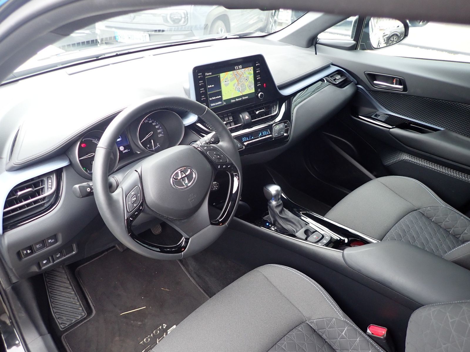 Fahrzeugabbildung Toyota C-HR Hybrid Team D 2.0