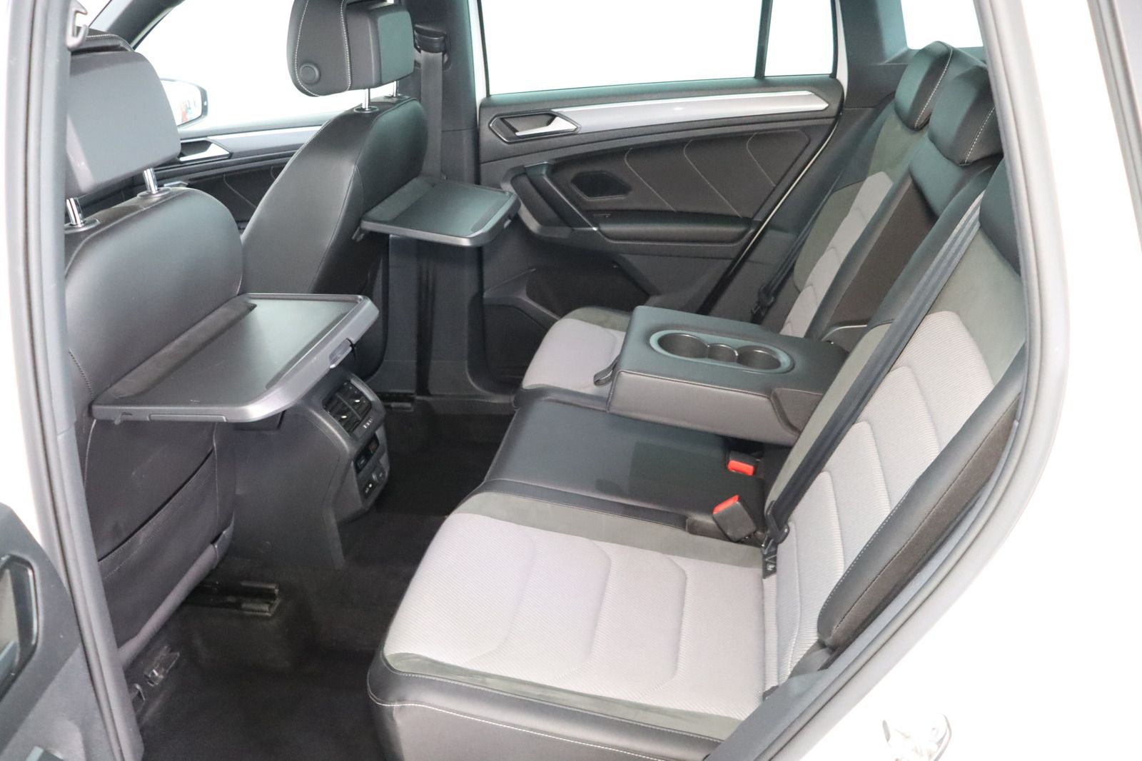 Fahrzeugabbildung Volkswagen Tiguan 2.0 TSI 4 Motion R-line Highline * Pano *