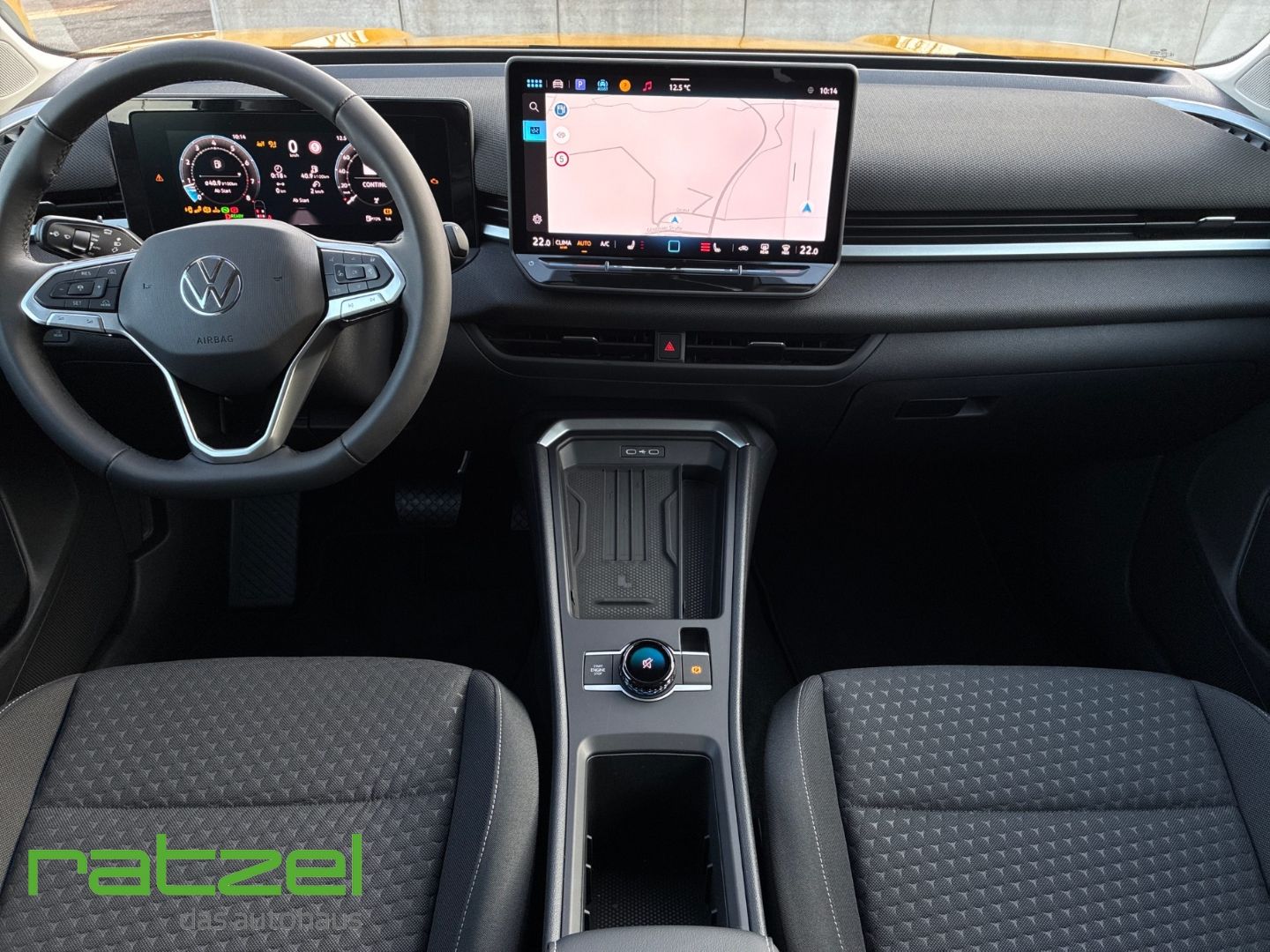 Fahrzeugabbildung Volkswagen T-Roc LIFE 1.5 eTSI Allwetter+Navi+SHZ+PDC