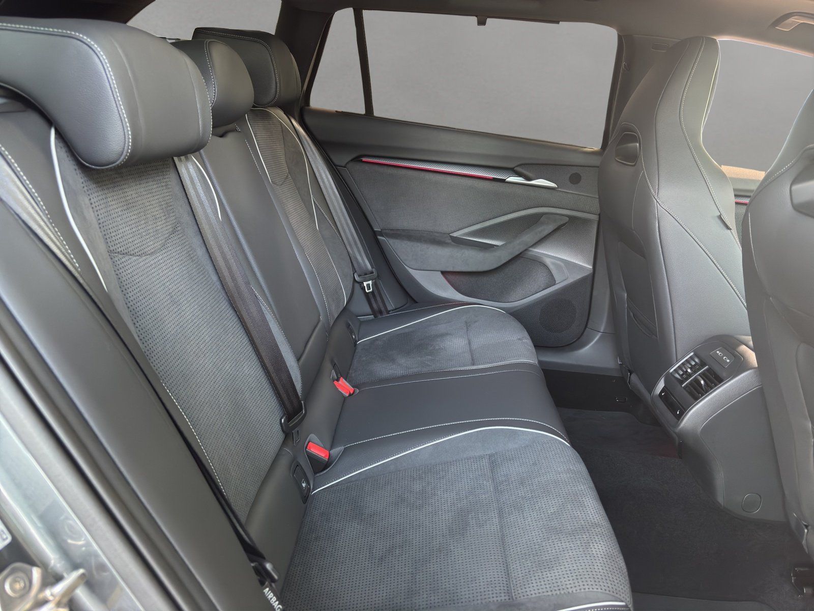 Fahrzeugabbildung SKODA Superb Combi Sportline 2,0 TDI 142 kW DSG 4x4