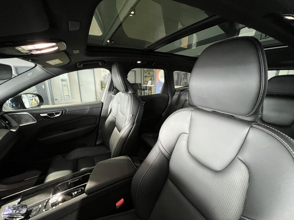 Volvo XC60 T6 Plus Black Edition Recharge AWD B&W HUD