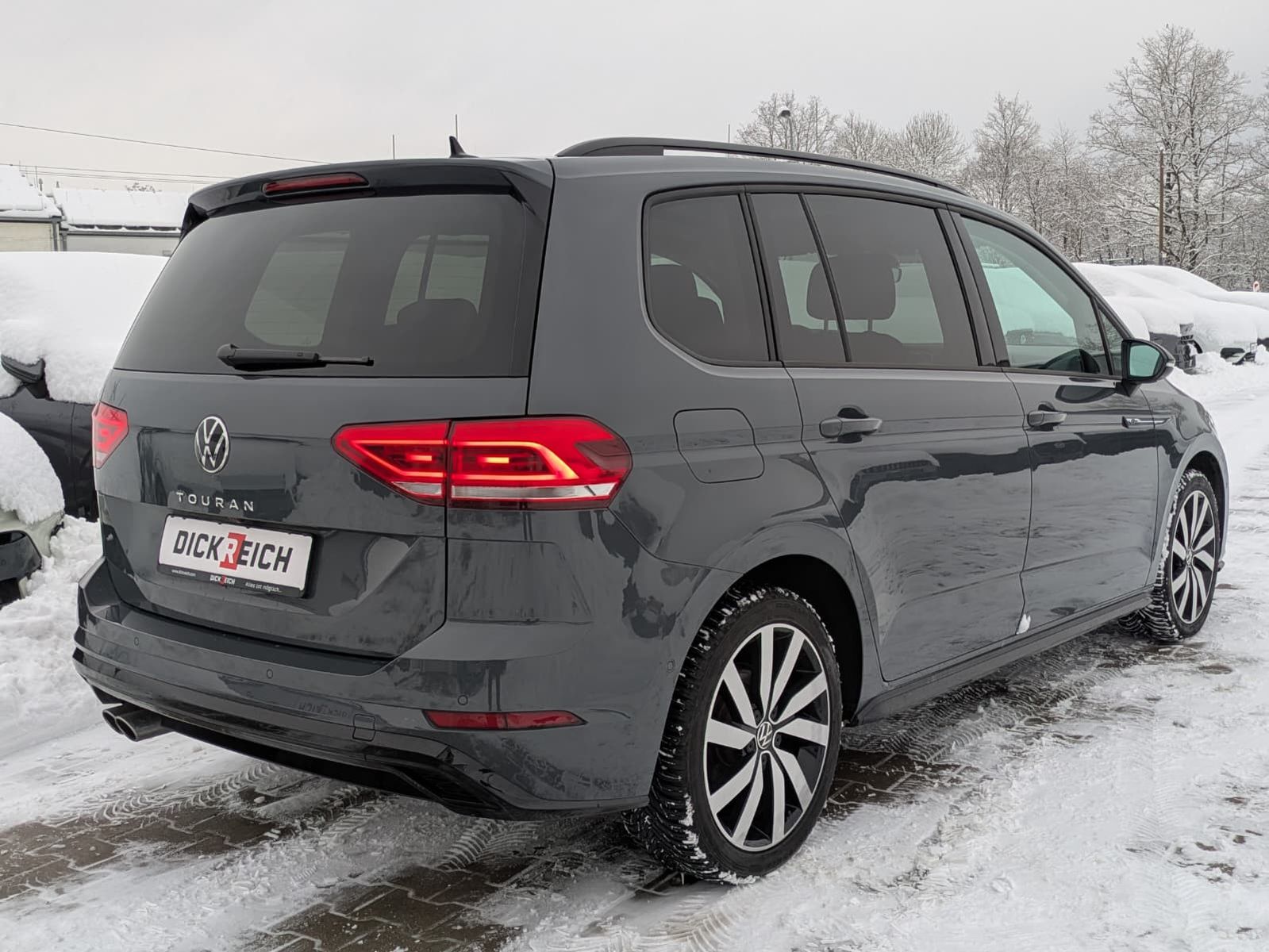 Fahrzeugabbildung Volkswagen Touran 2.0 DSG R-Line High BLACK Pano 7Si IQ AHK