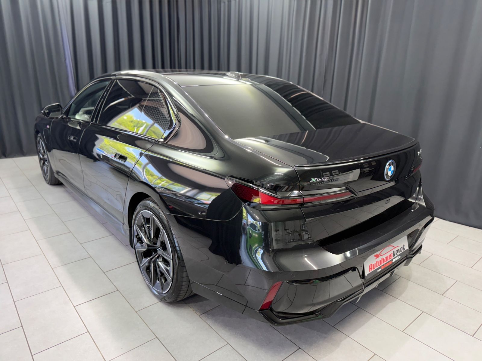 Fahrzeugabbildung BMW 750e xDrive M Sport Pro|TV|B&W|MASSAGE|SKY-LOUNG