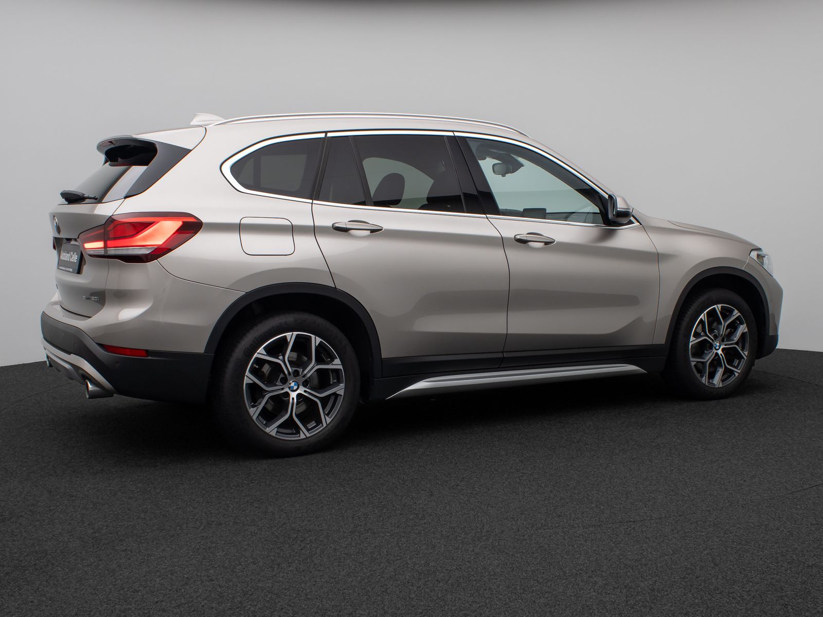 Fahrzeugabbildung BMW X1 sD20i xLine Kamera HUD DAB HiFi AHK Sport 18"