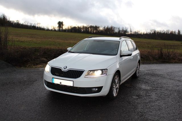 Skoda Octavia 2.0 TDI DSG Joy Combi / Navi / Canton 