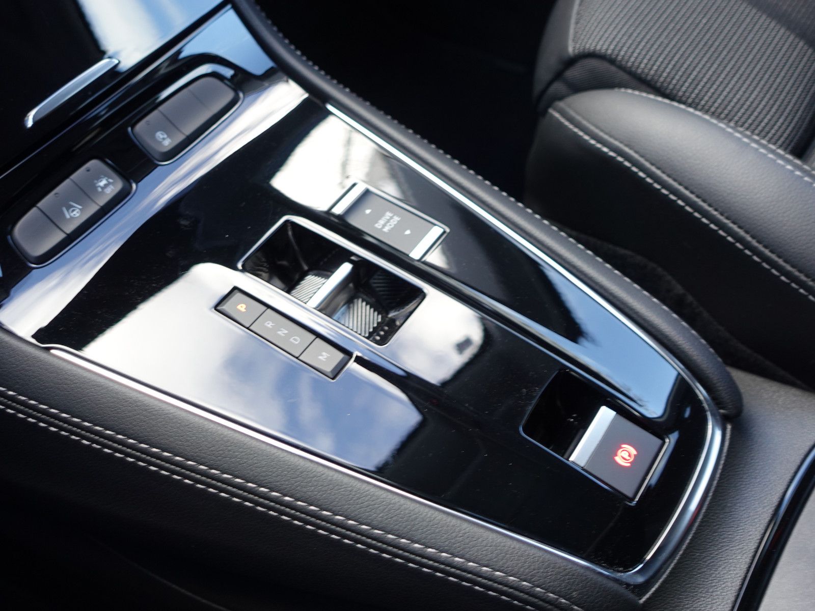 Fahrzeugabbildung Opel Grandland 1.2T AUTOMATIK,Navi,MatrixLED,Sitzhzg