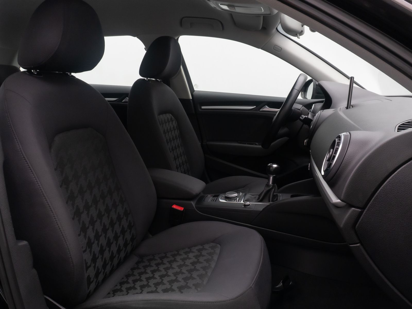 Fahrzeugabbildung Audi A3 Attraction PDC KlimaAut HiFi Sitzheizung LM