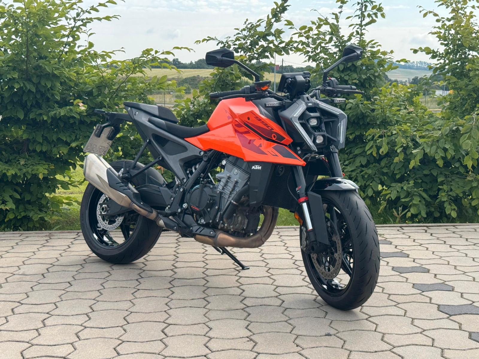 KTM 990 DUKE MY24 DEMOBIKE AUF LEGER