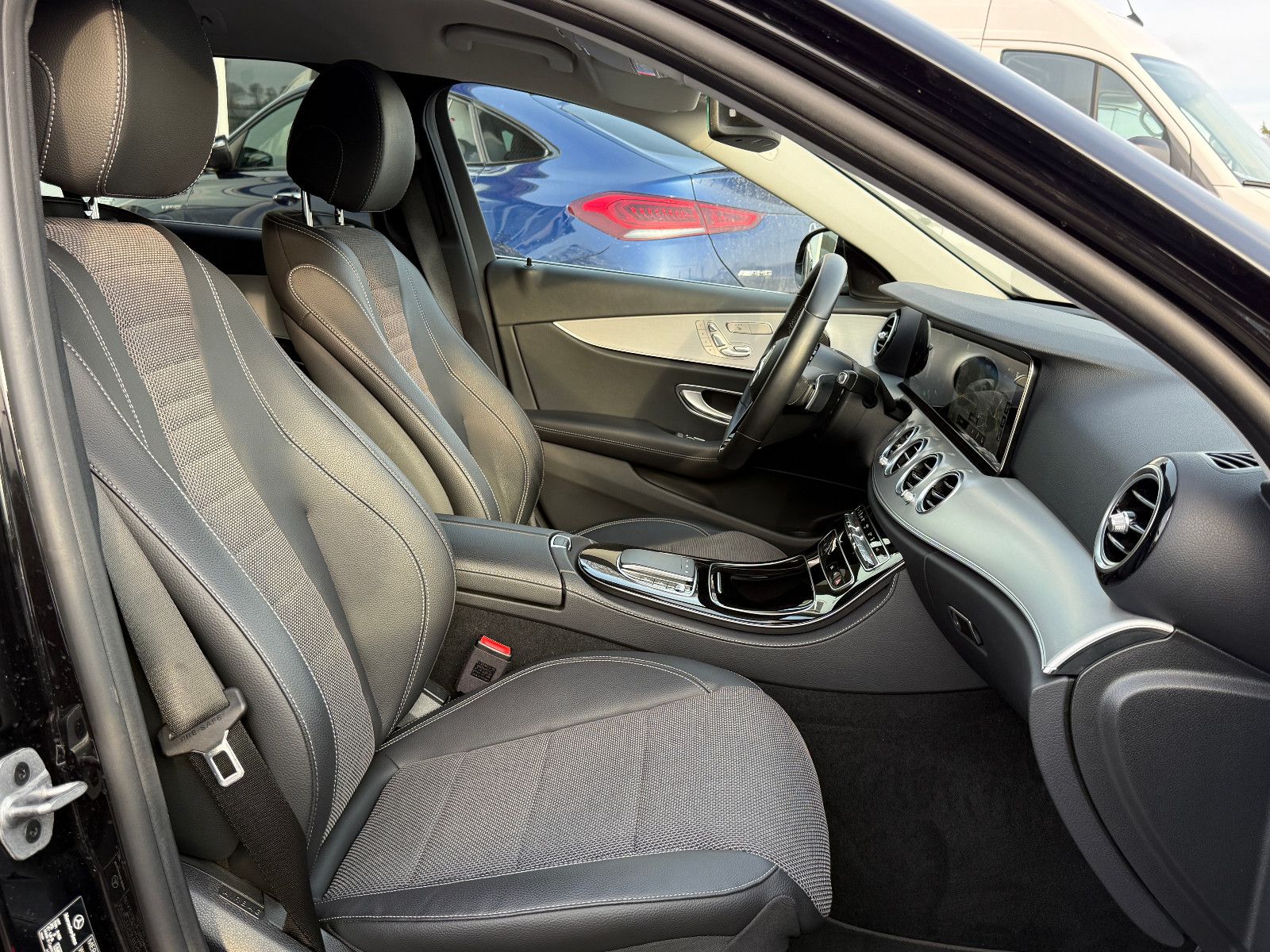 Fahrzeugabbildung Mercedes-Benz E 300de T Avg ACC HUD Keyless-Go Memory Kamera