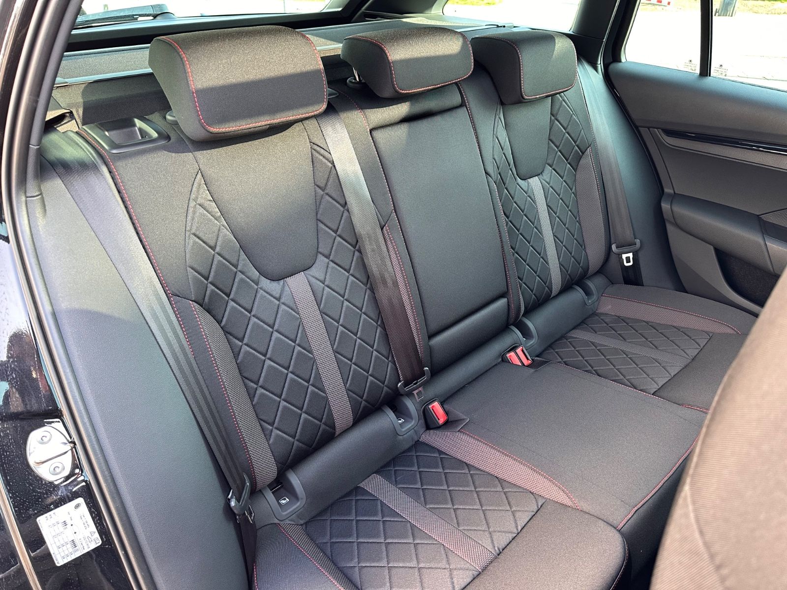 Fahrzeugabbildung SKODA Octavia Combi RS 2.0 TSI Matrix/Pano/Navi/ACC
