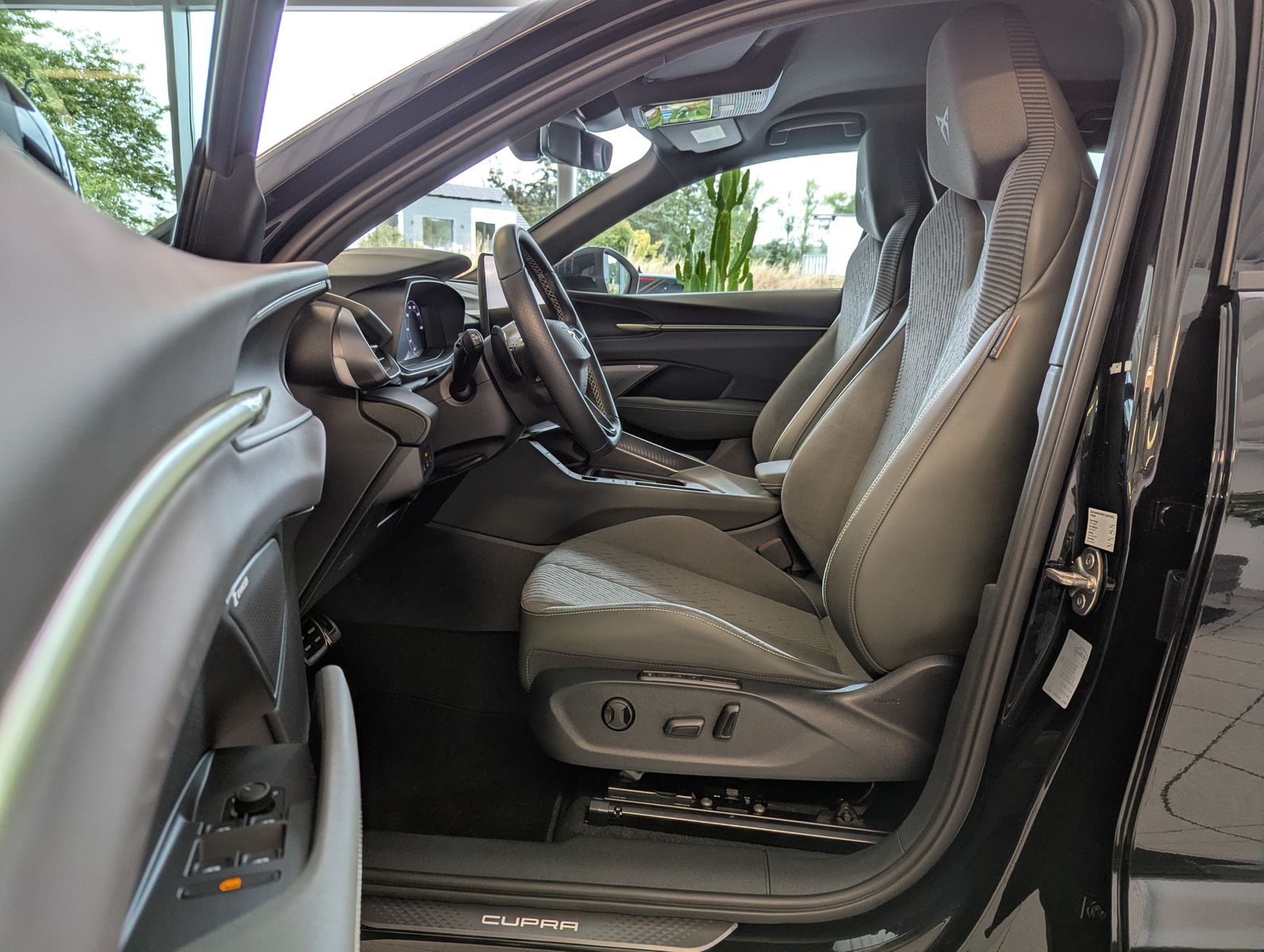 Fahrzeugabbildung CUPRA Terramar 1.5 eTSI Tribe Sennh Matrix HUD AHK 20