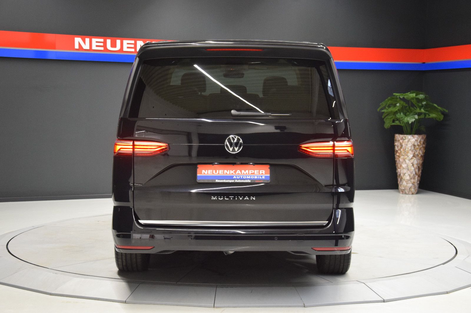 Fahrzeugabbildung Volkswagen T7 Multivan Style Lang Pano ACC Matrix AHK vis-a