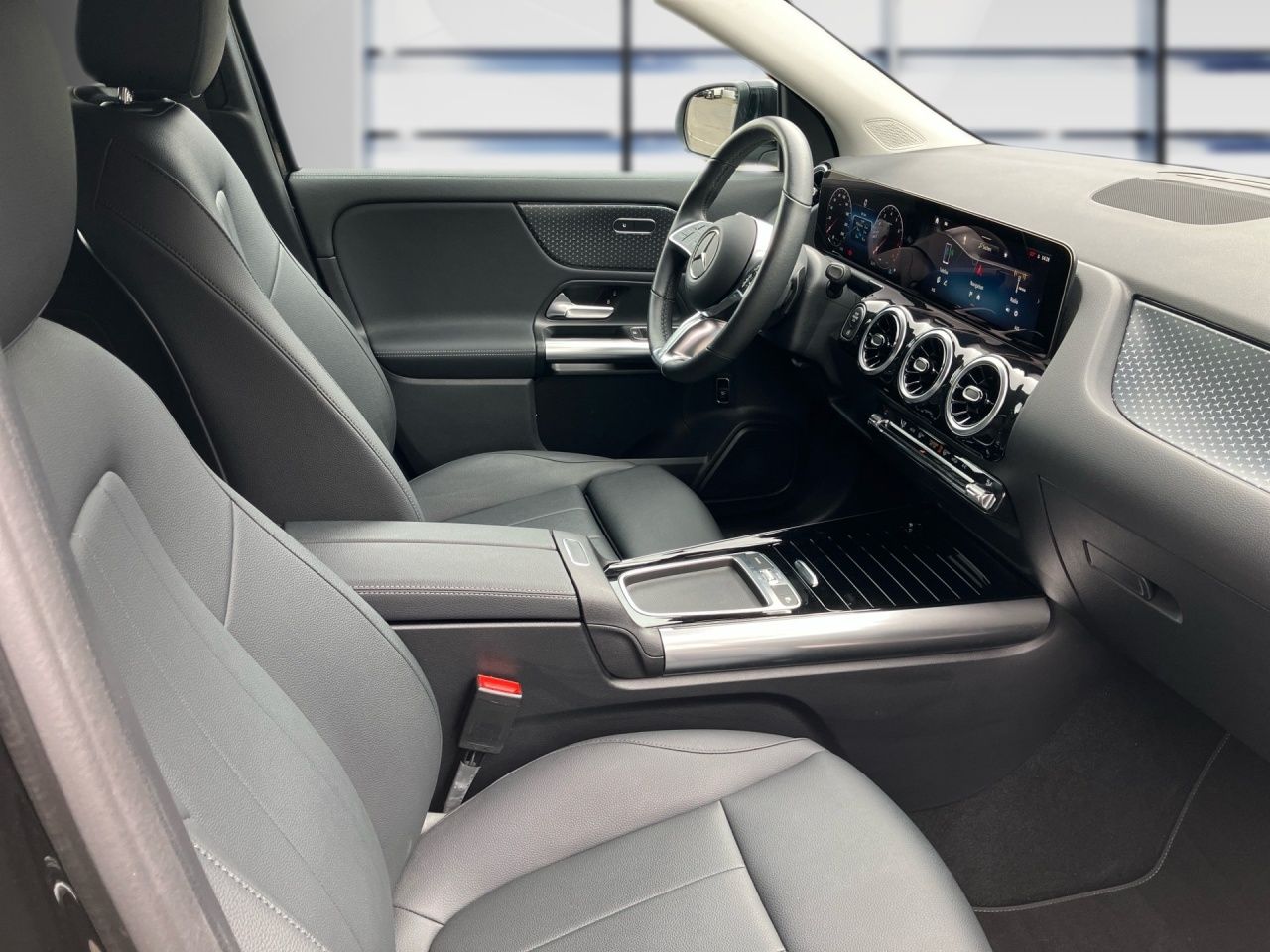 Fahrzeugabbildung Mercedes-Benz GLA 220 4M ALLRAD+AHK+DISTR+TOTW+LHZ+VERKZ.ASS++