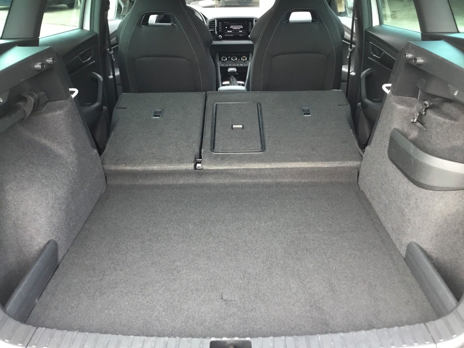 Fahrzeugabbildung SKODA Karoq 2.0l TDI DSG 4x4 SPORTLINE+AHK+18"+Kamera