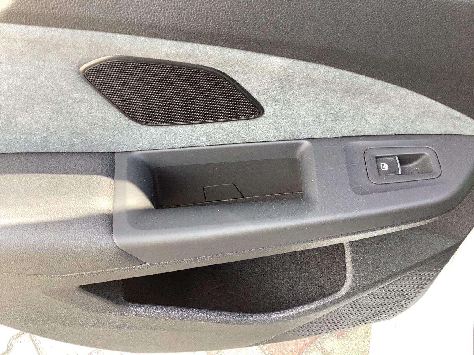 Fahrzeugabbildung Volkswagen Golf VIII R DSG 4M Black-Stye Matrix Akrapovic H