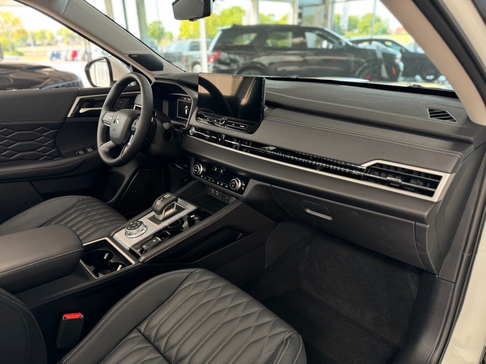 Fahrzeugabbildung Mitsubishi Outlander 2.4 PLUG-IN HYBRID 4WD TOP