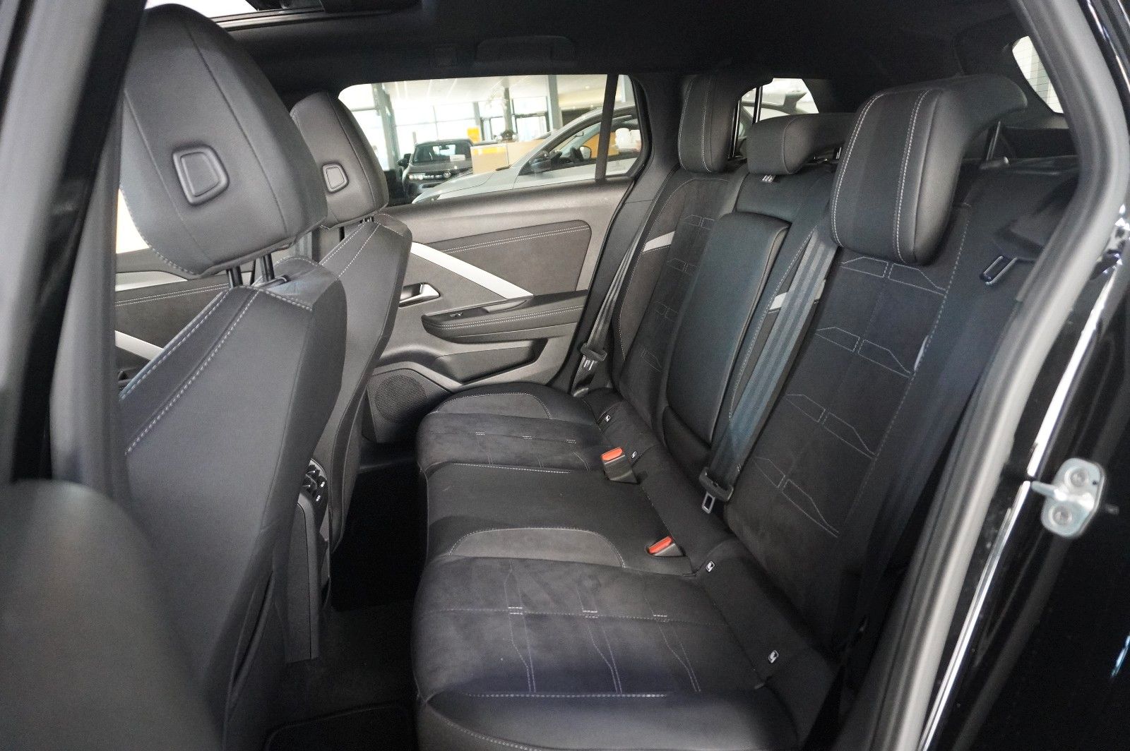 Fahrzeugabbildung Opel Astra L ST 1.2T ULTIMATE NAVI/LED/360° /PANO./SH