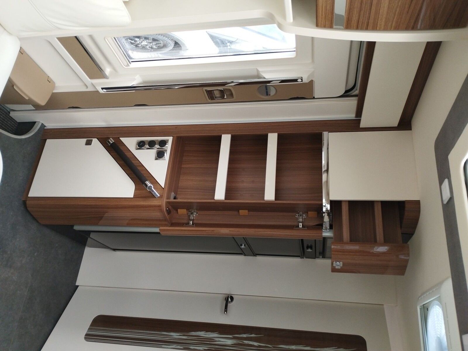 Fahrzeugabbildung Eura Mobil Contura CT 766 EF Luminary Paket, Markise